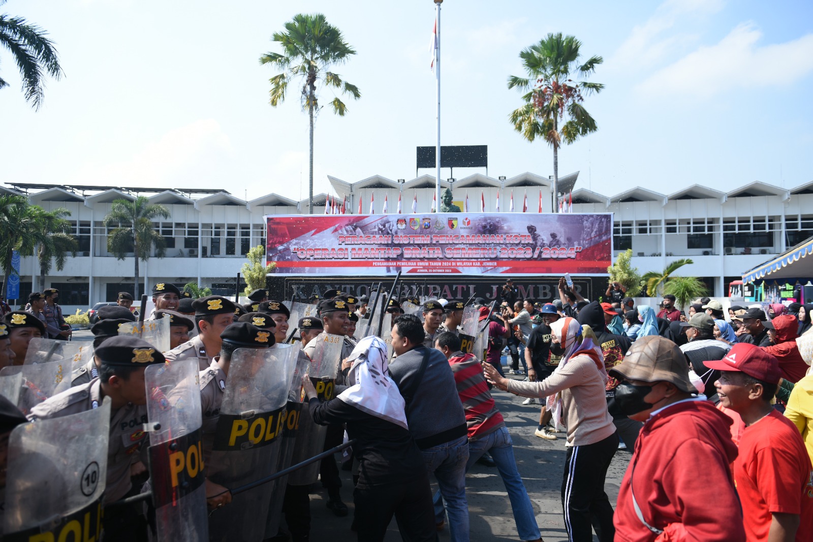 Polres Jember Gelar Simulasi Sispamkota Operasi Mantap Brata Semeru