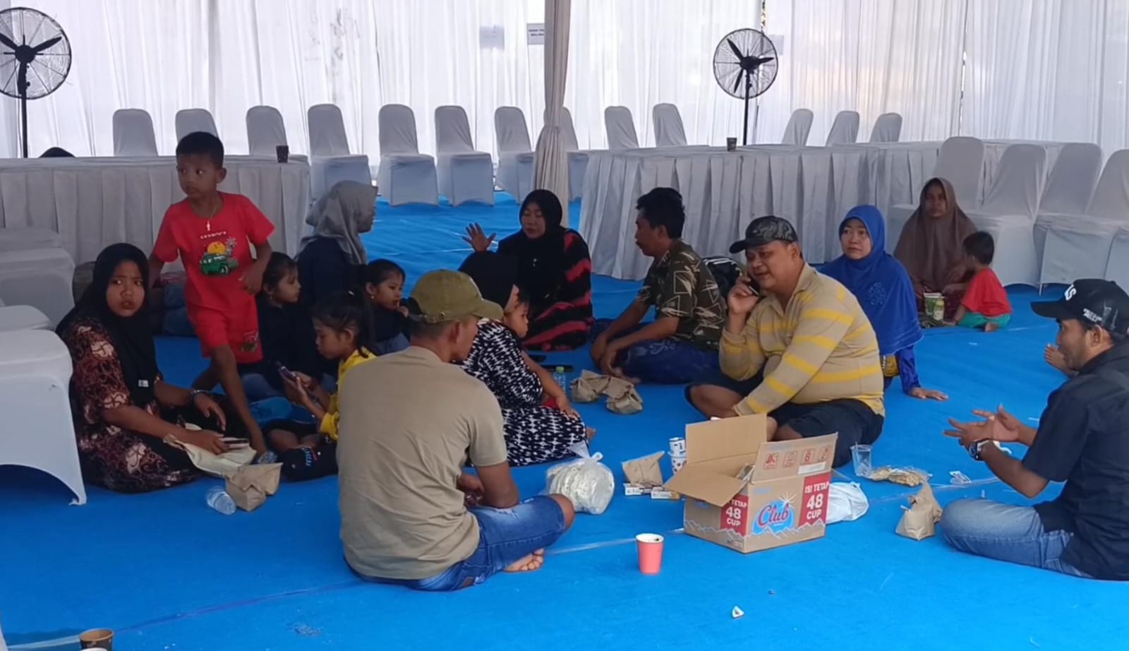 Menanti Cemas Hasil Identifikasi, Keluarga Korban Ponpes Al Khoziny Menginap di RS Bhayangkara