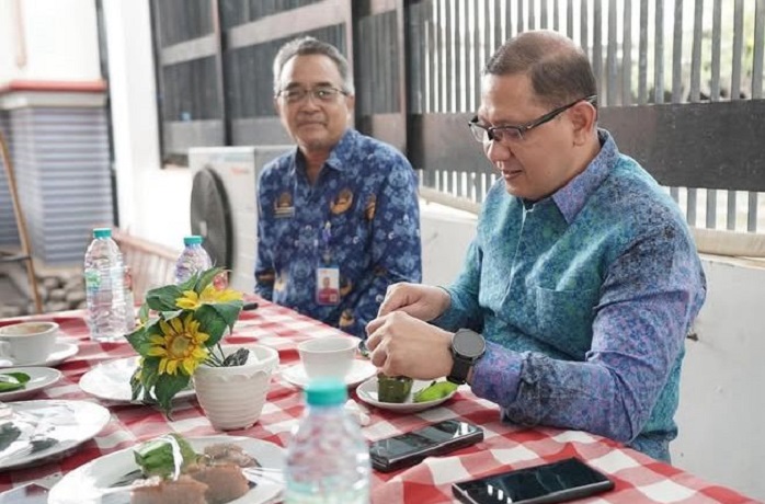 Cicipi Dessert Buatan Siswa SMKN 6 Surabaya, Kadindik Jatim Dorong Inovasi dan Jiwa Wirausaha