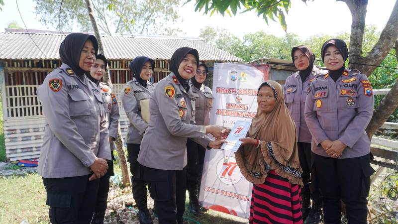 Sambut HUT ke-77 Polwan, Wakapolres  Bangkalan Bagikan Paket Sembako kepada Dhuafa