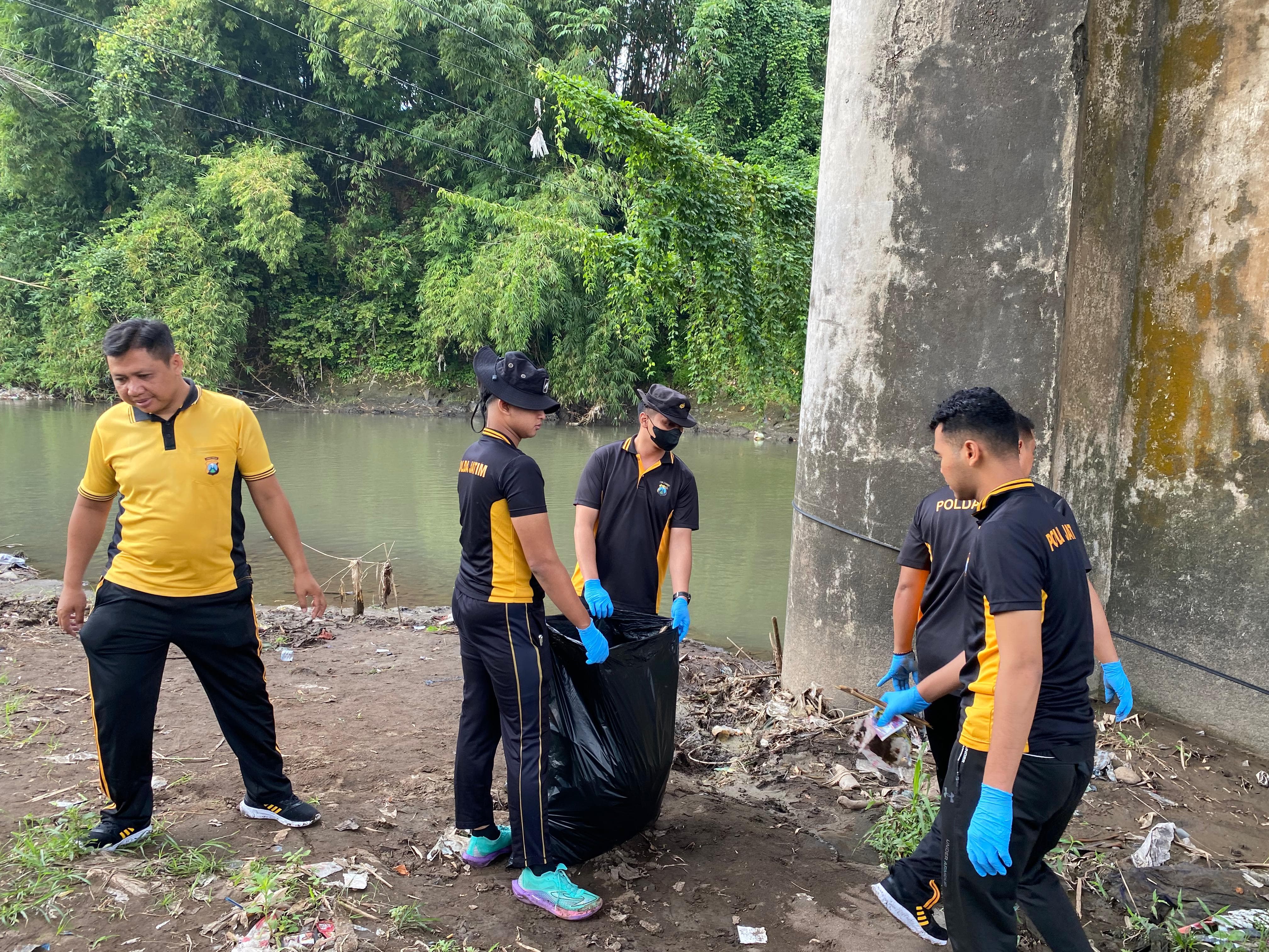 Sambut Hari Bhayangkara Ke-79, Polres Jember Bersihkan Sungai Bedadung