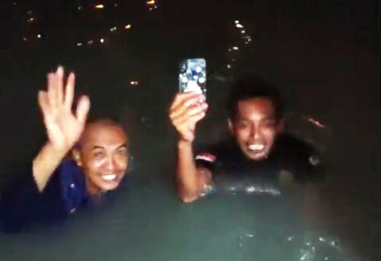 Petugas Damkar Gresik Turun ke Laut Selamatkan HP Warga yang Tercebur