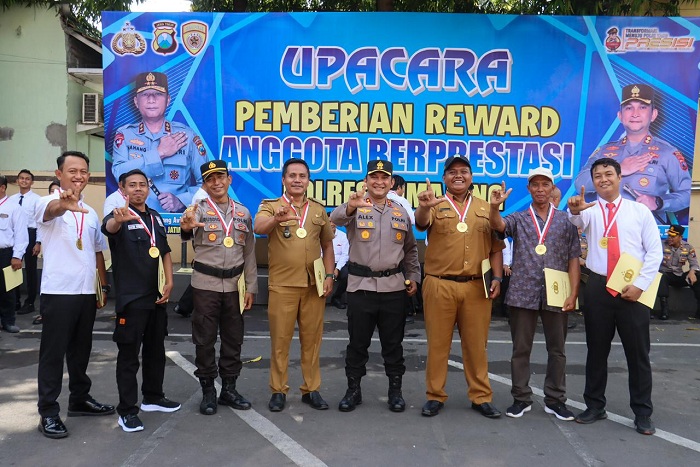 Kapolres Lumajang Beri Reward untuk Personel dan Warga Berprestasi