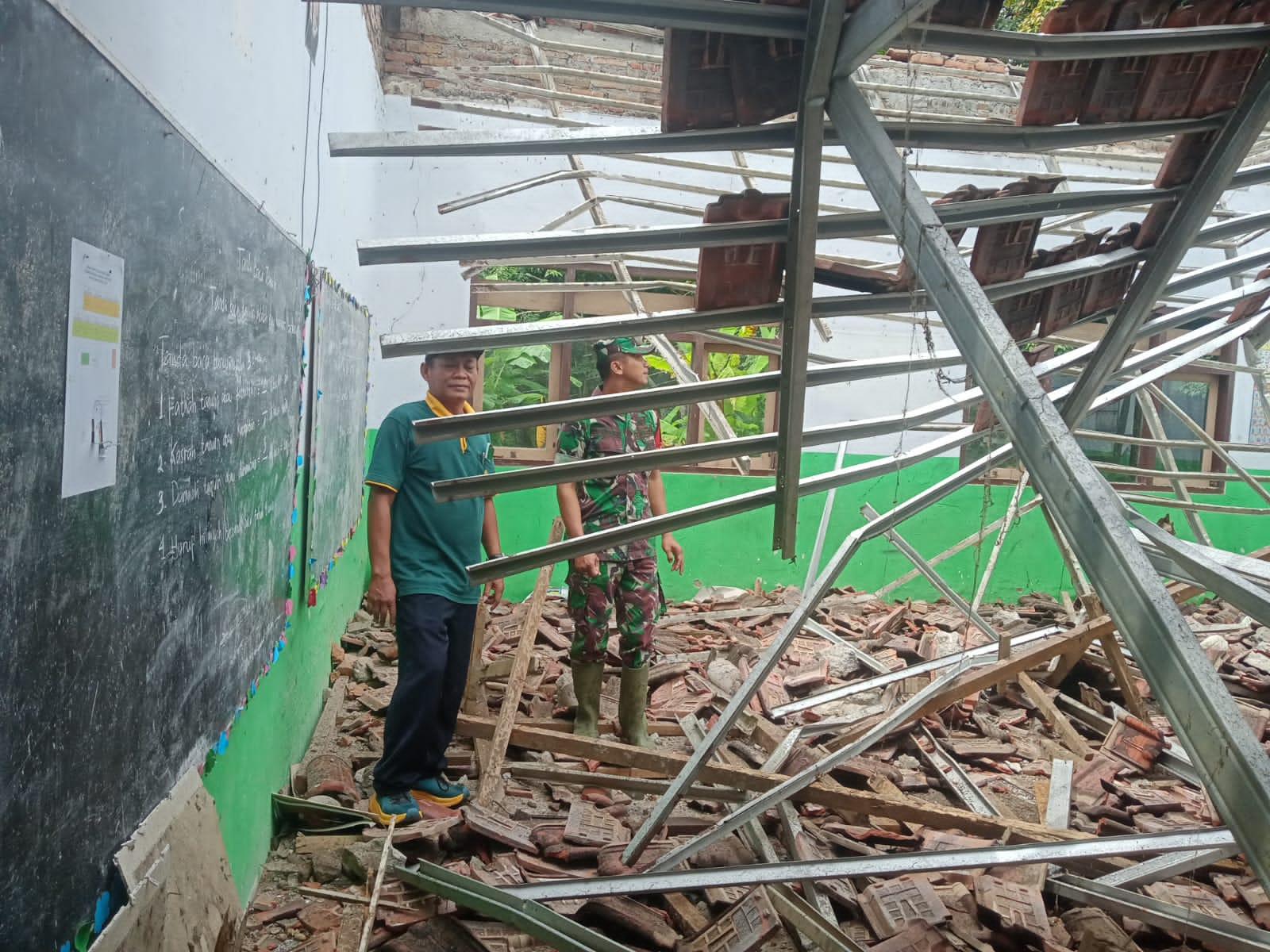 Hujan dan Angin Kencang Robohkan Atap Ruang Kelas SDN Curah Nongko 3 Jember