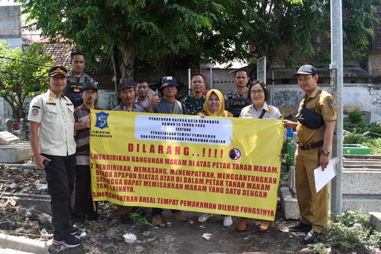 Antisipasi Judi Merpati, Satpol PP dan Kecamatan Simokerto Sosialisasi Pemilik Pagupon di TPU Rangkah