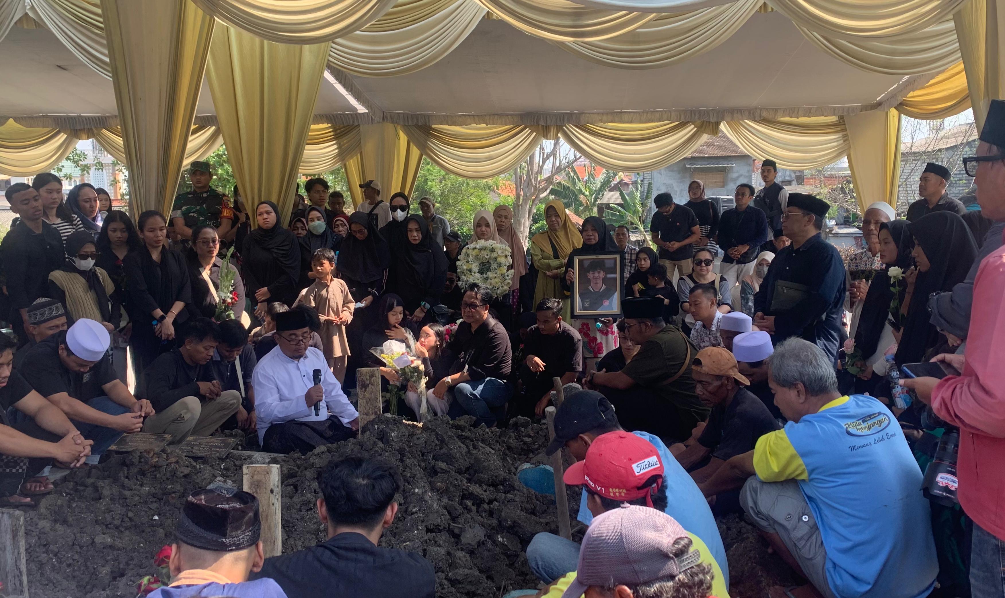 Atlet Gimnastik Naufal Takdir Al Bari Dimakamkan di Gresik, Diiringi Tangis Keluarga dan Kerabat