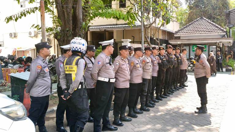Polsek Gayungan Pimpin Apel Pengamanan Aksi Aliansi Madura Indonesia di Kejati Jatim