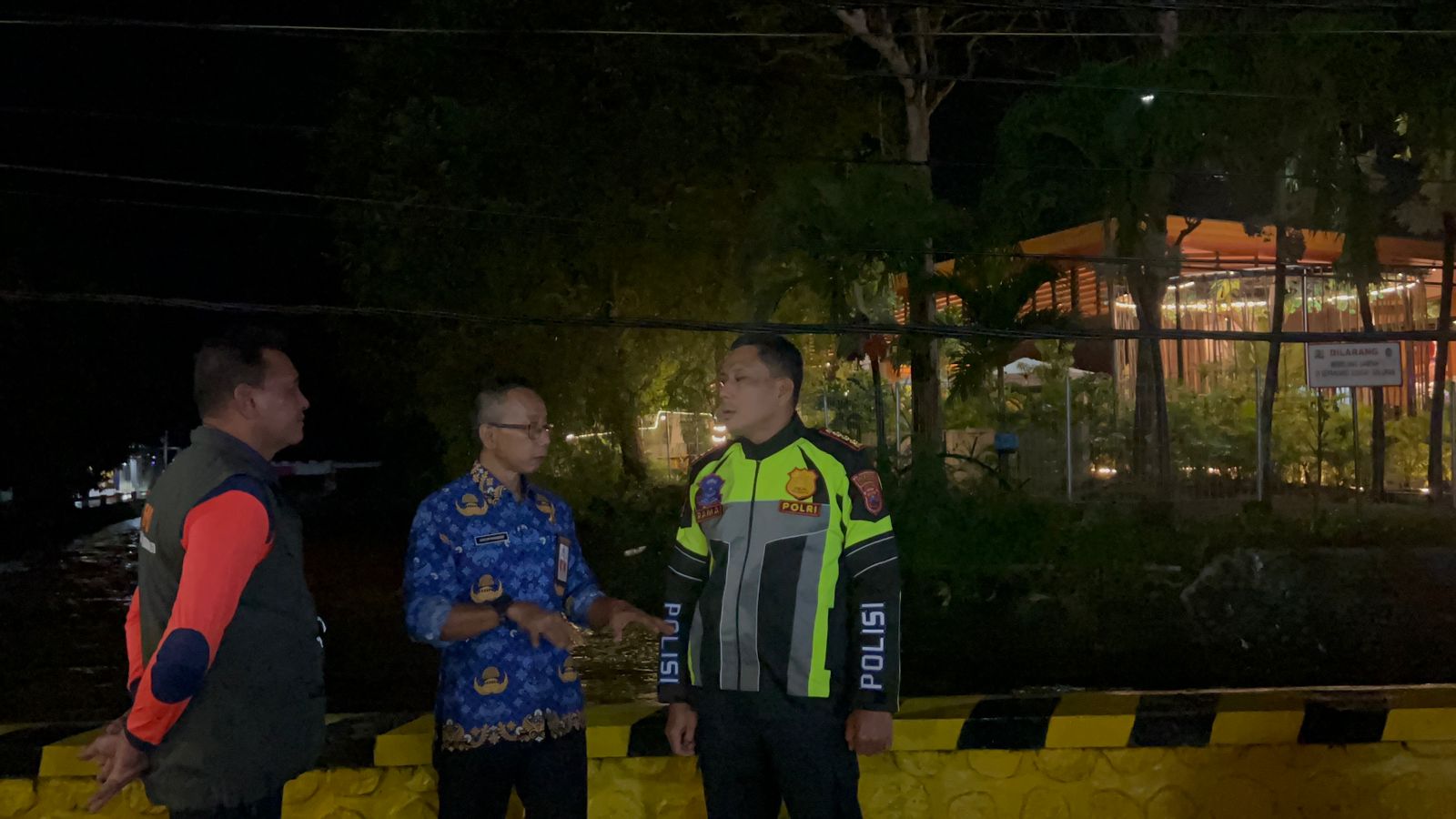 Kapolresta Banyuwangi Bersama Statekholder dan Warga Bersihkan Drainase dan Atur Lalu Lintas di Lokasi Banjir