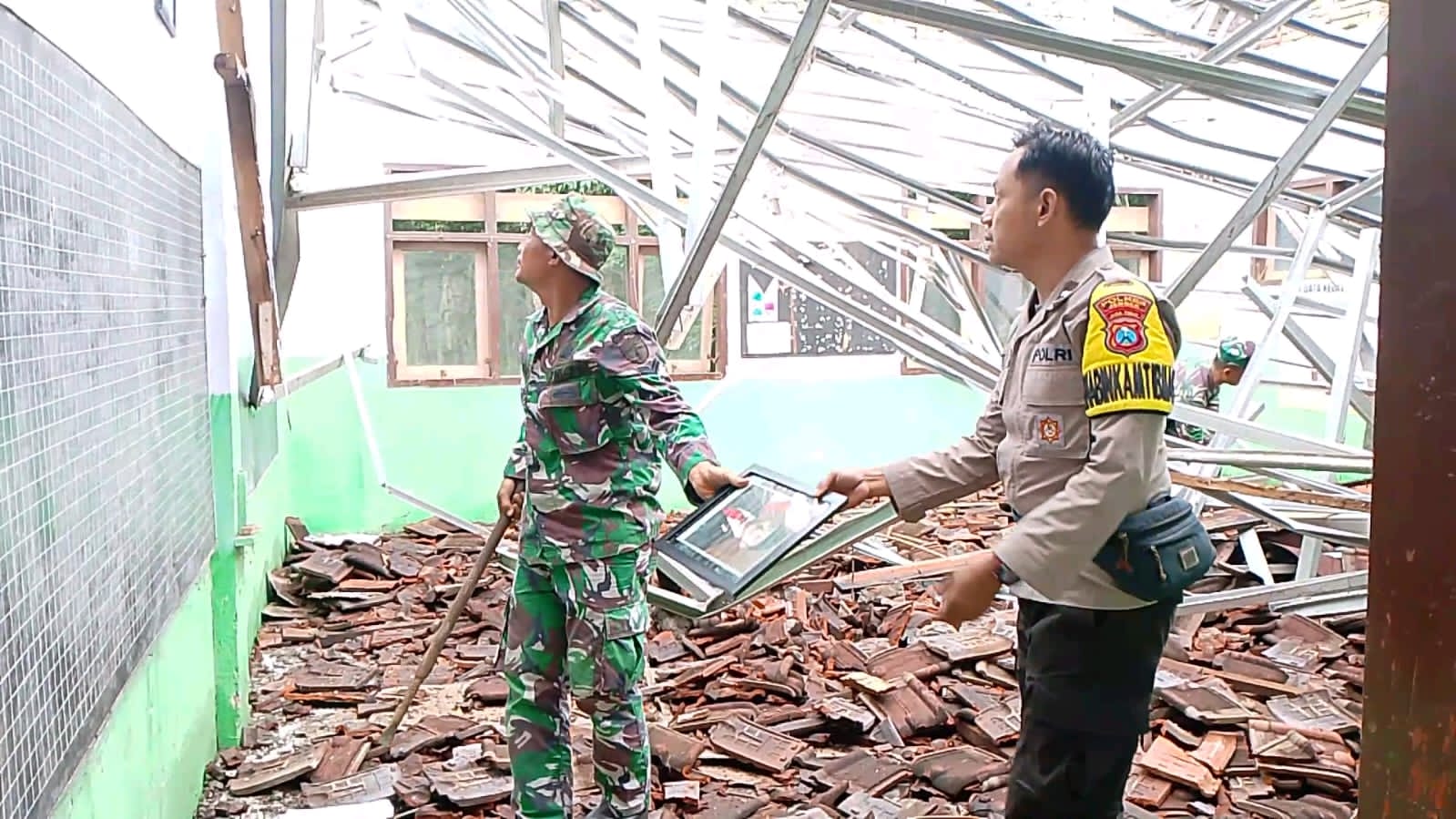 TNI-Polri Sigap Tangani Dampak Ambruknya Atap Kelas SDN 03 Curahnongko