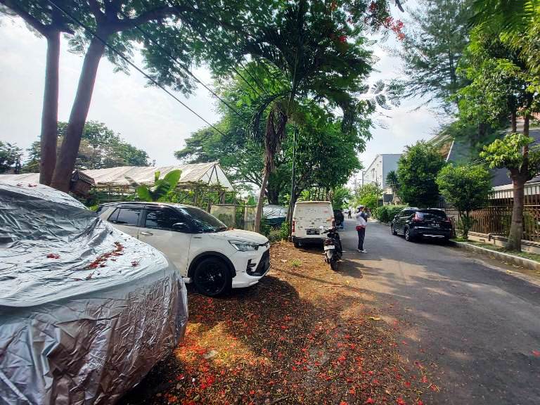 Warga Mojo Protes Fasum Dharmahusada Selatan Jadi Parkir Pengunjung Depot Bu Rudy