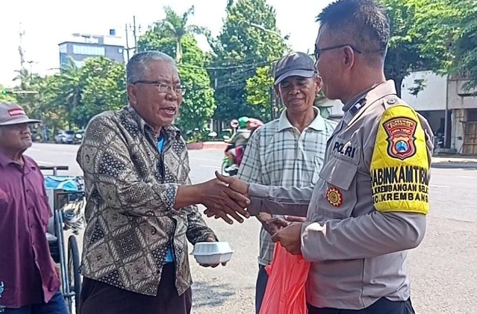 Polsek Bubutan Gelar Patroli Berbagi, Aipda Andik Bagikan Makanan 