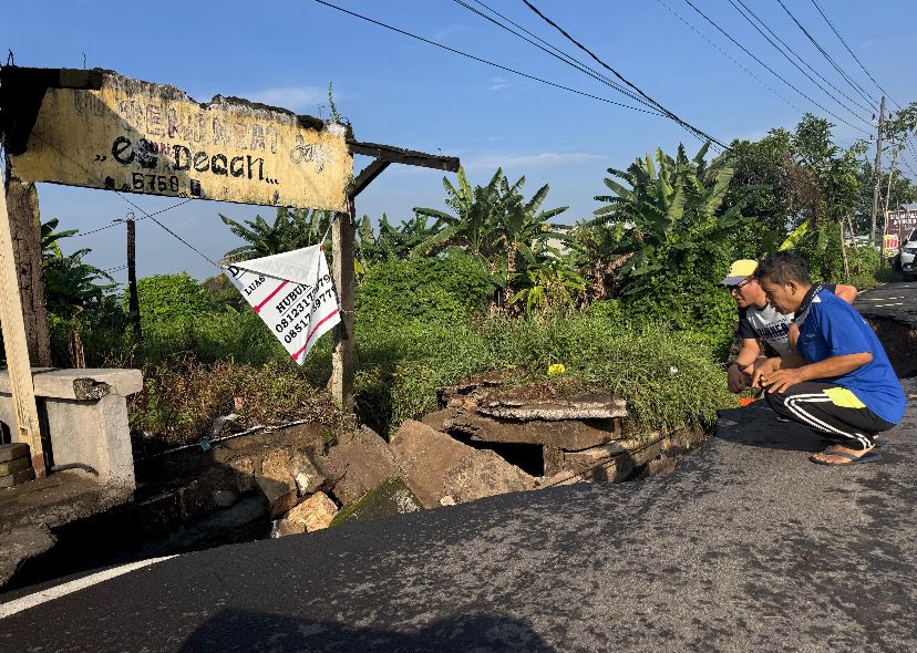 Hujan Deras, Aspal Jalan Bringkang Menganti Ambrol, Saluran Air Jadi Sorotan