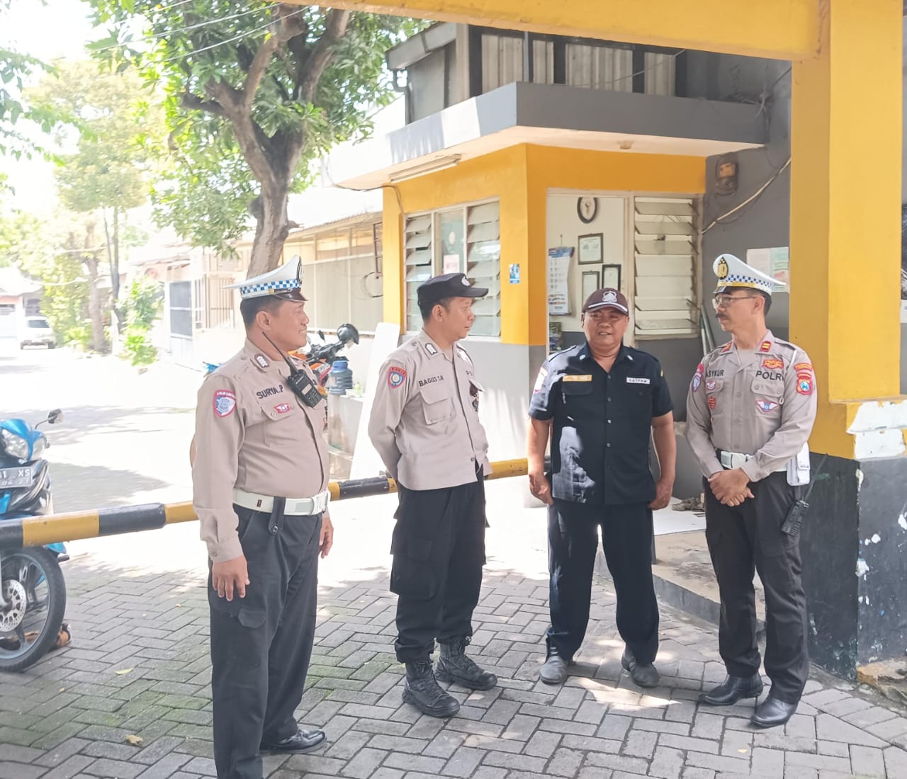 Polsek Sukomanunggal Gencarkan Patroli dan Sosialisasi 110 di Perumahan Kupang Jaya