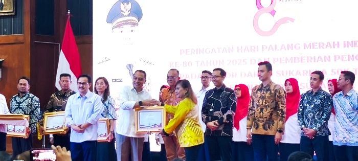 HUT Ke-80 PMI, Pemkot Surabaya Berikan Penghargaan kepada Pendonor Darah 50 Kali