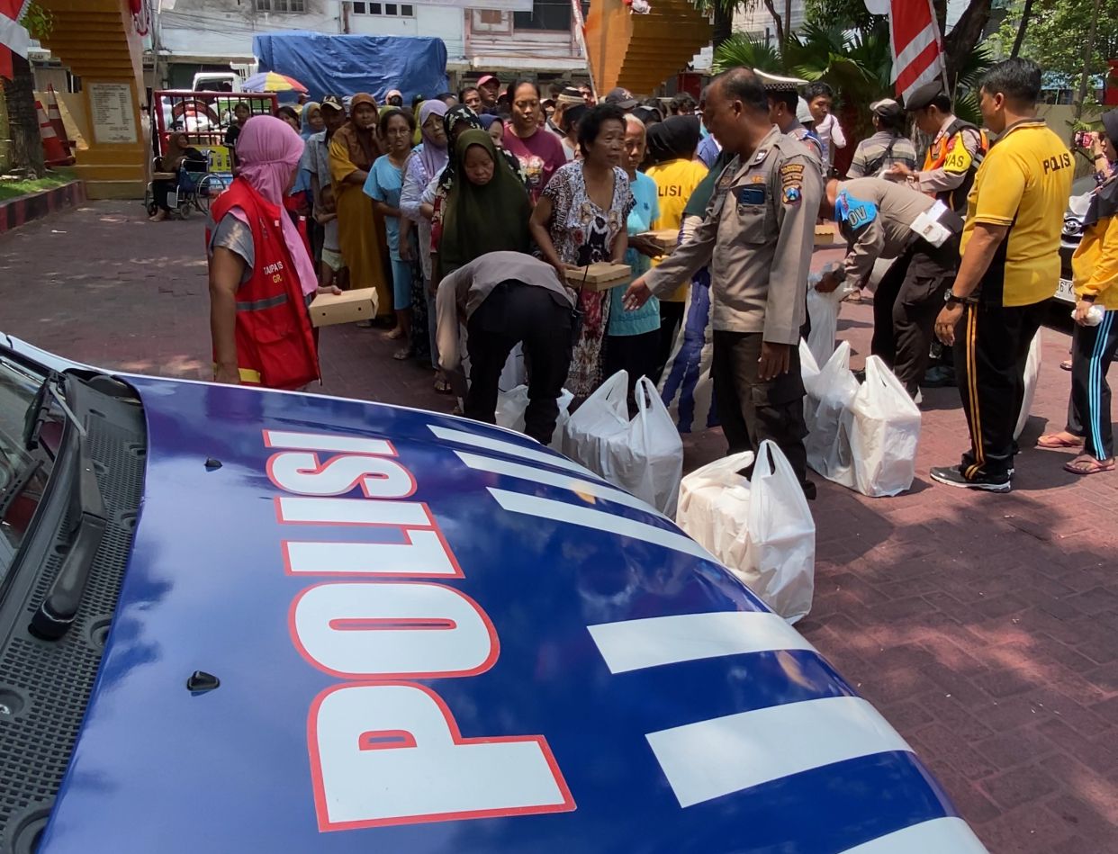 Jumat Berkah, Polsek Simokerto Bagikan 200 Nasi Kotak