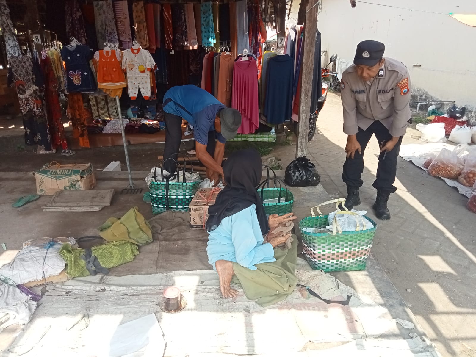 Sambangi Pedagang Pasar, Polsek Ngantru Ingatkan Kewaspadaan Kejahatan 3C