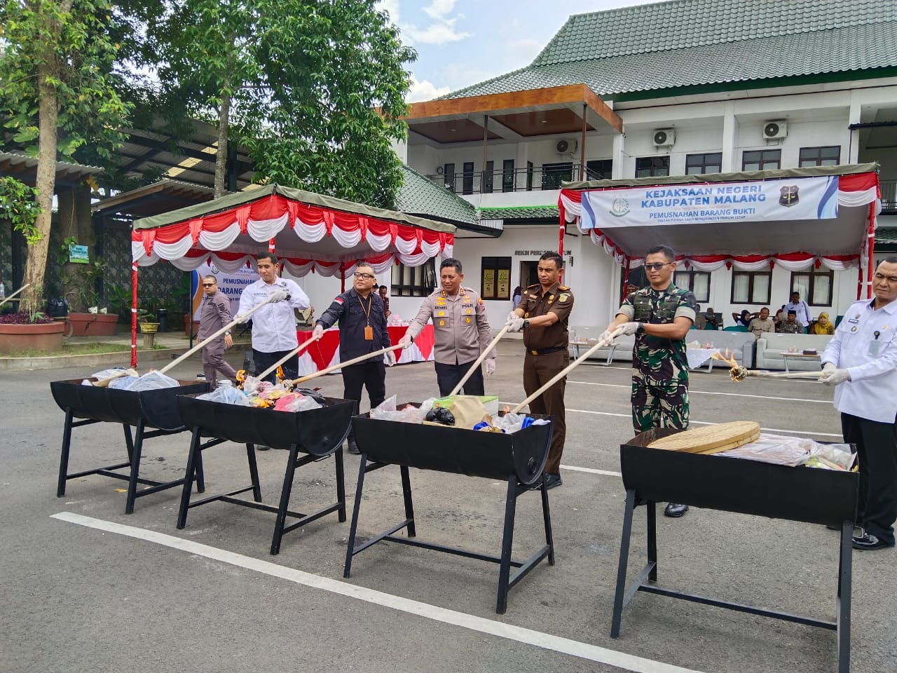 Kejari Kabupaten Malang Musnahkan Barang Bukti 64 Perkara