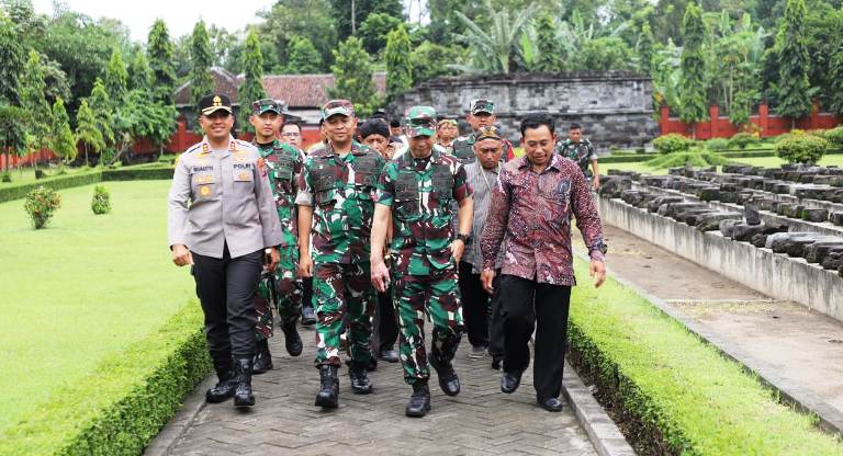 Kapolres Kediri dan Dandim 0809 Dampingi Tim Mabesad Tinjau Kampung Pancasila