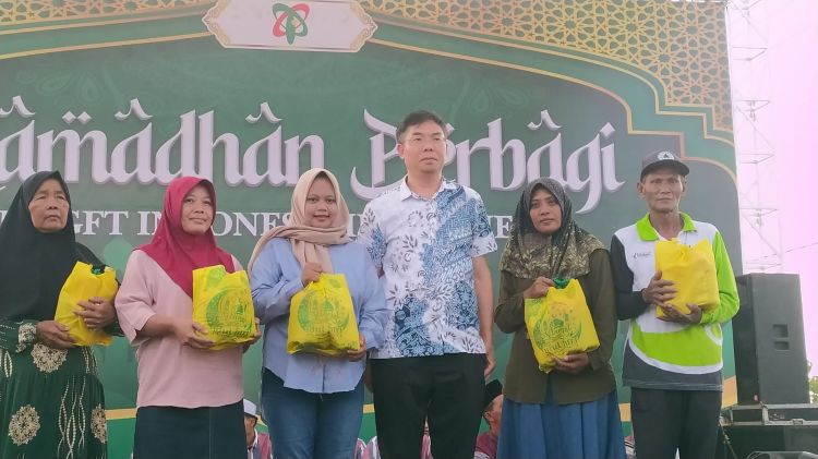Momentum Ramadan, PT GFT Indonesia Investment Bagikan Ratusan Paket Sembako di Ngawi