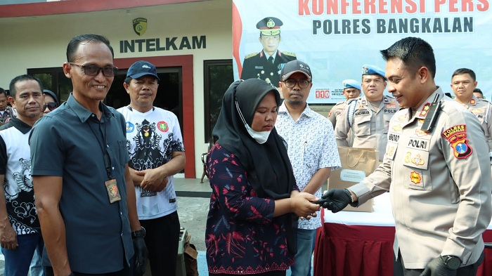 Kapolres Bangkalan Kembalikan Motor Guru Korban Begal