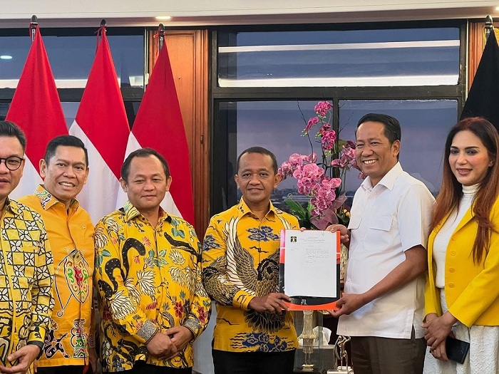 Sah! Bahlil Lahadalia Resmi Terima SK Kepengurusan Lengkap Partai Golkar dari Kemenkumham