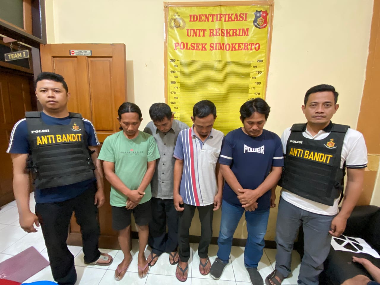 Anti Bandit Polsek Simokerto Ciduk Empat Pemain Judi Online saat Ngopi di Warkop