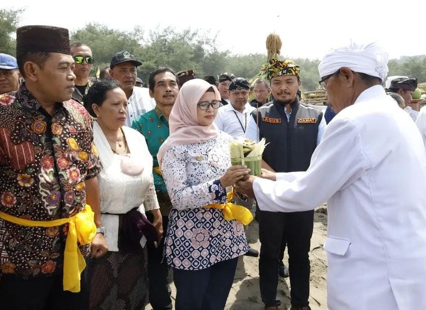 Bupati Blitar Hadiri Upacara Melasti Bersama Ribuan Umat Hindu di Pantai Jolosutro