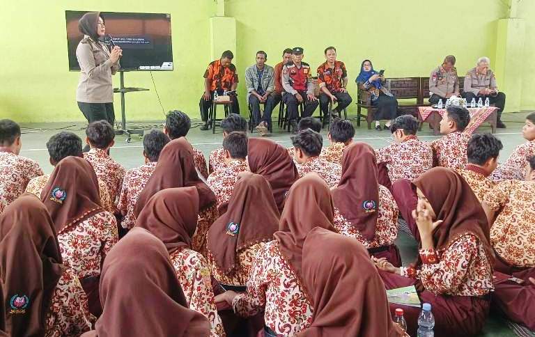 Edukasi Kenakalan Remaja dan Tertib Lalu Lintas Digelar Polisi di SMAN 1 Krian Sidoarjo