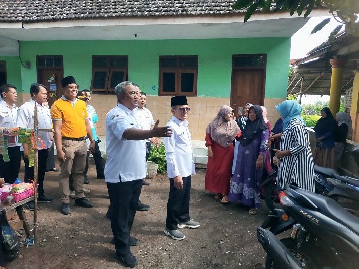 Segel SDN Jeladri 1 Winongan Dibuka, Wabup: Silakan Digugat di Pengadilan