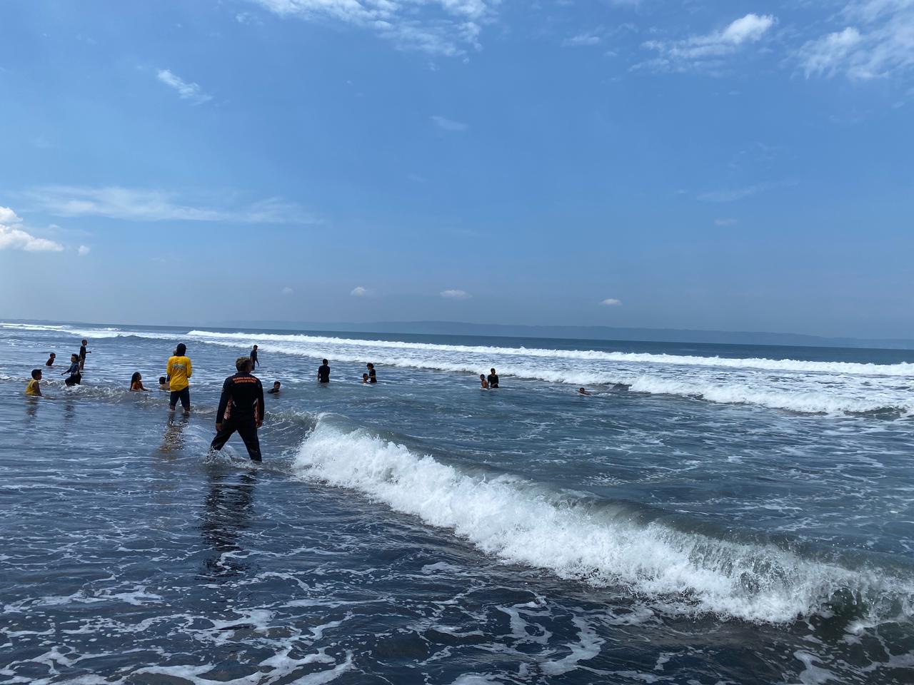 Abaikan Peringatan, Bocah 11 Tahun Tergulung Ombak Ganas Pantai Paseban