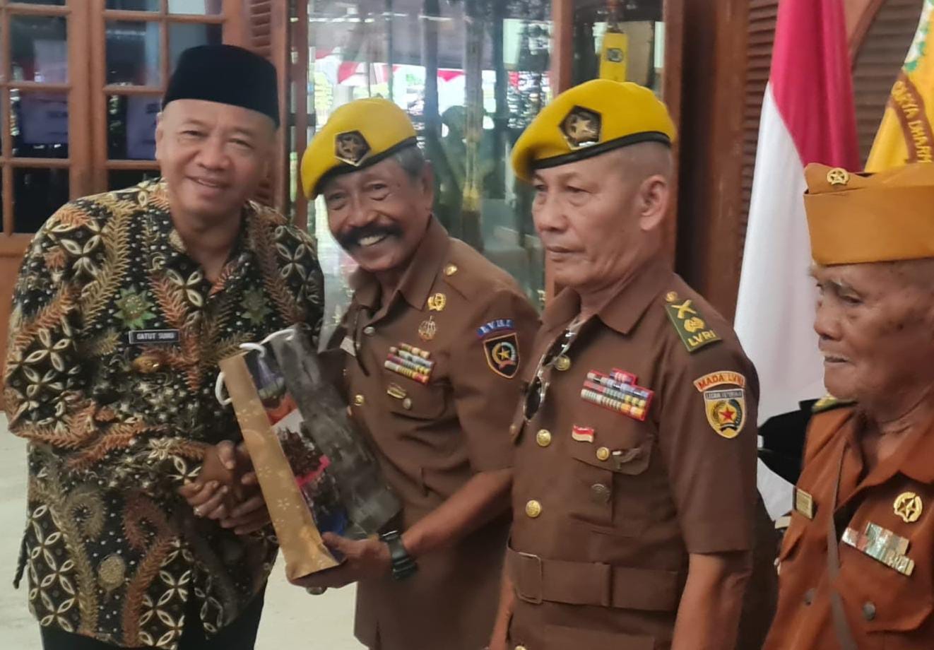 Peduli Veteran, Bupati Gatut Sunu Janjikan Kursi Roda dan Bantuan Program Kebangsaan untuk Anak Muda