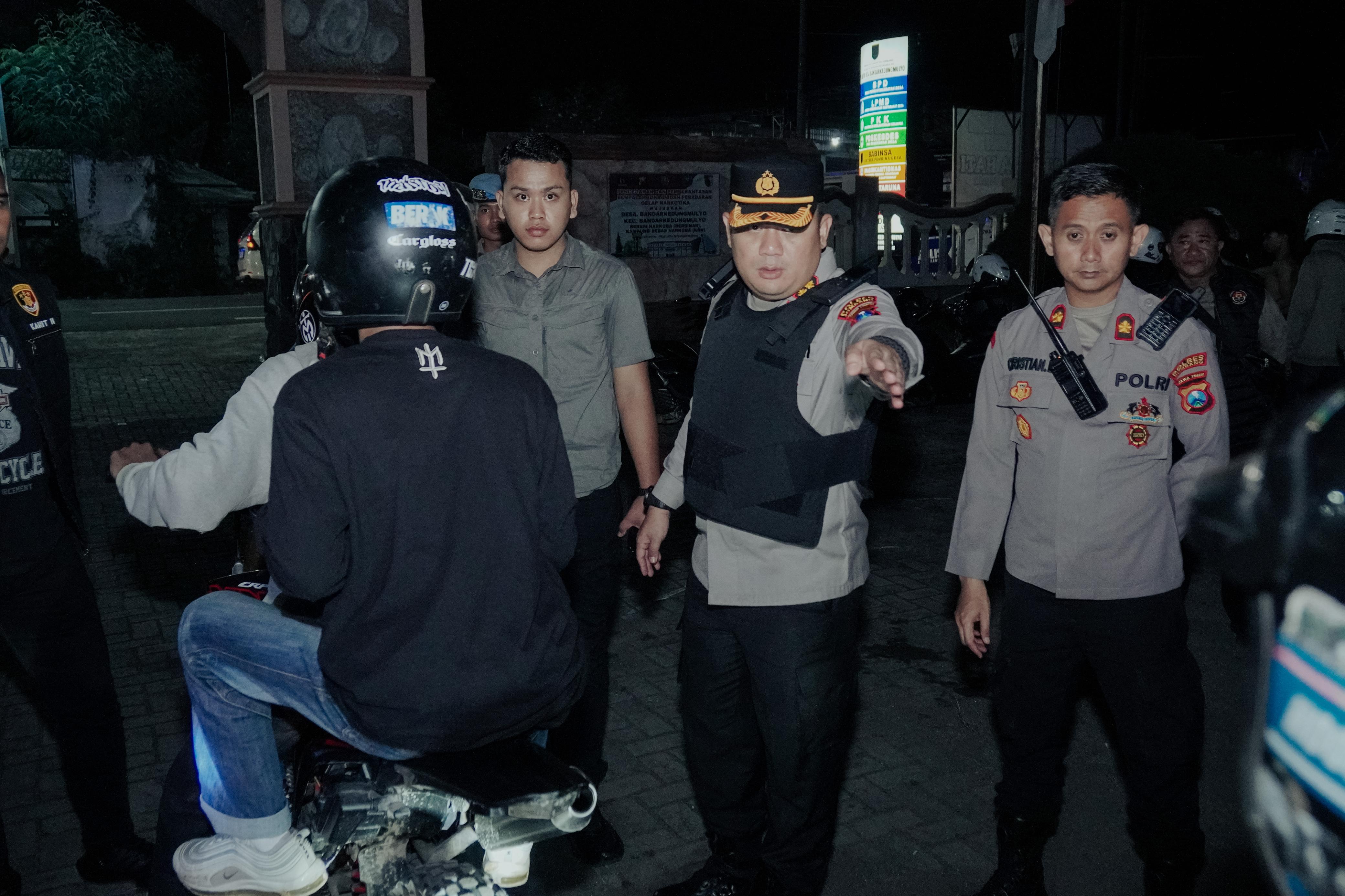 Polres Jombang Gelar Pengamanan Jalur Kepulangan Warga Baru IKS-PI Kera Sakti