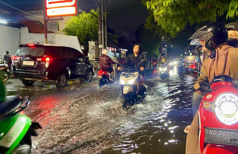 Ketintang Baru Kembali Banjir, Aktivitas Warga Terganggu