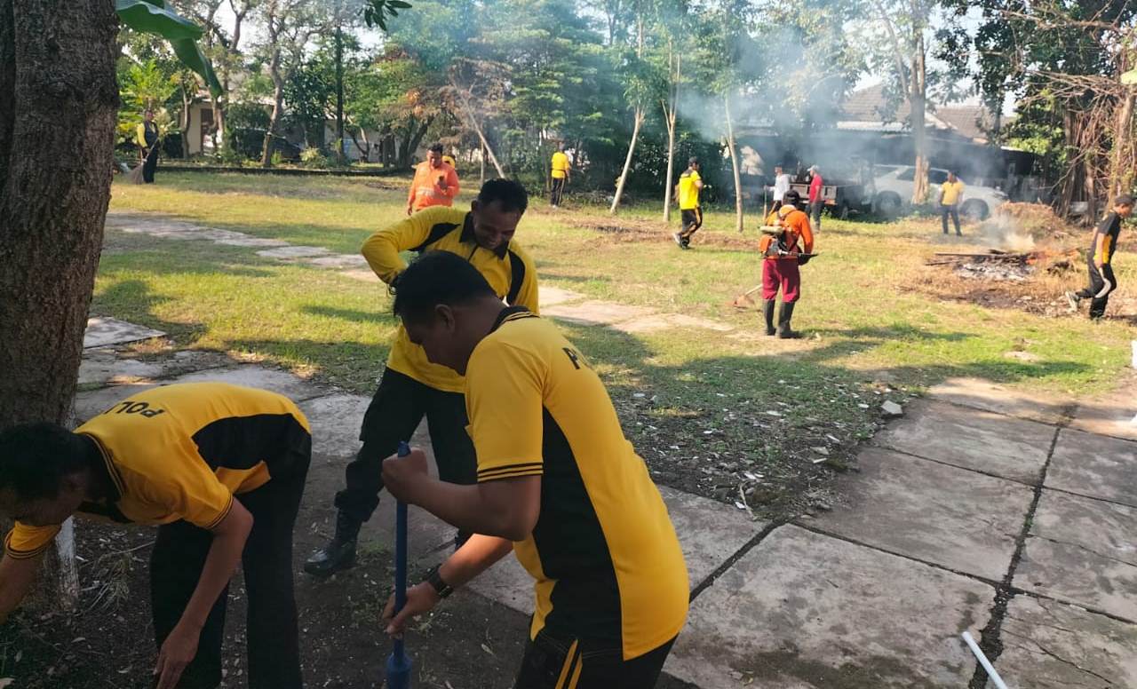 Jelang Peresmian, Polsek Lakarsantri Gelar Kerja Bakti Bersihkan Posyandu Aspol Bangkingan