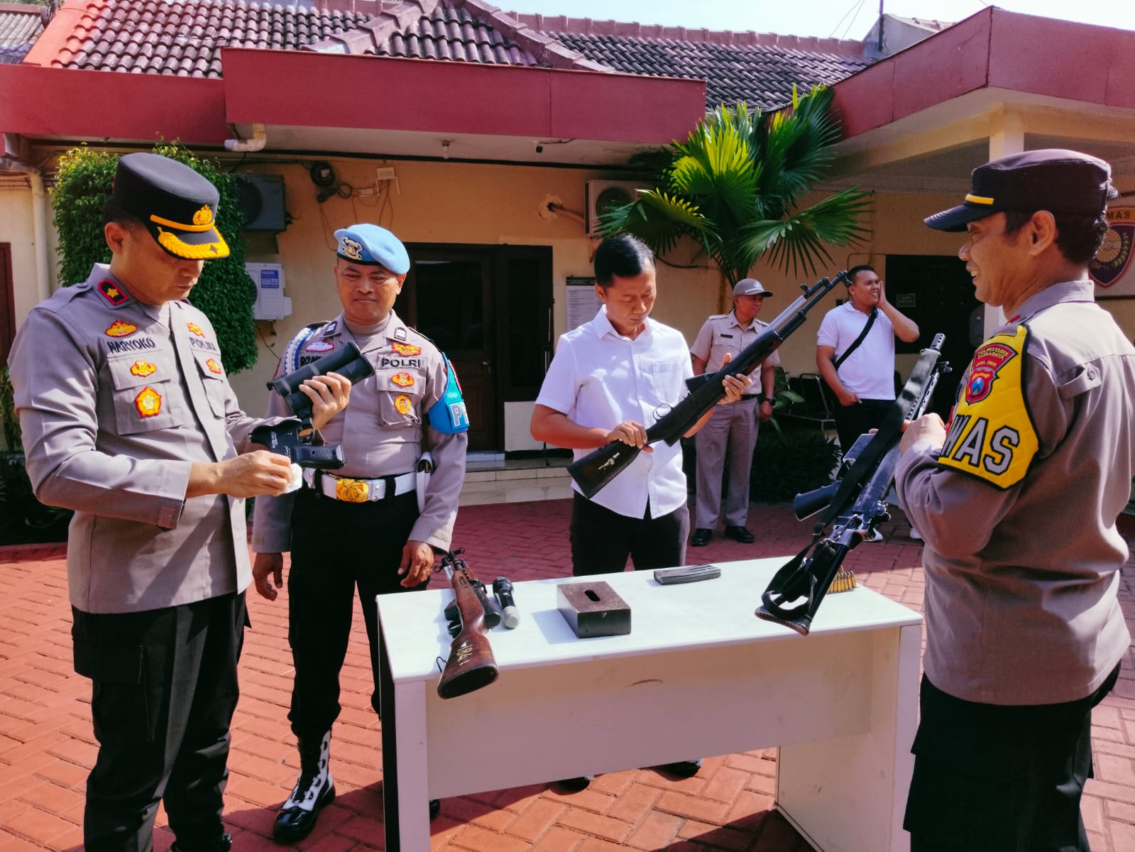 Pastikan Kesiapan Operasional, Kapolsek Wonocolo Pimpin Sidak Senjata Api dan Amunisi Inventaris