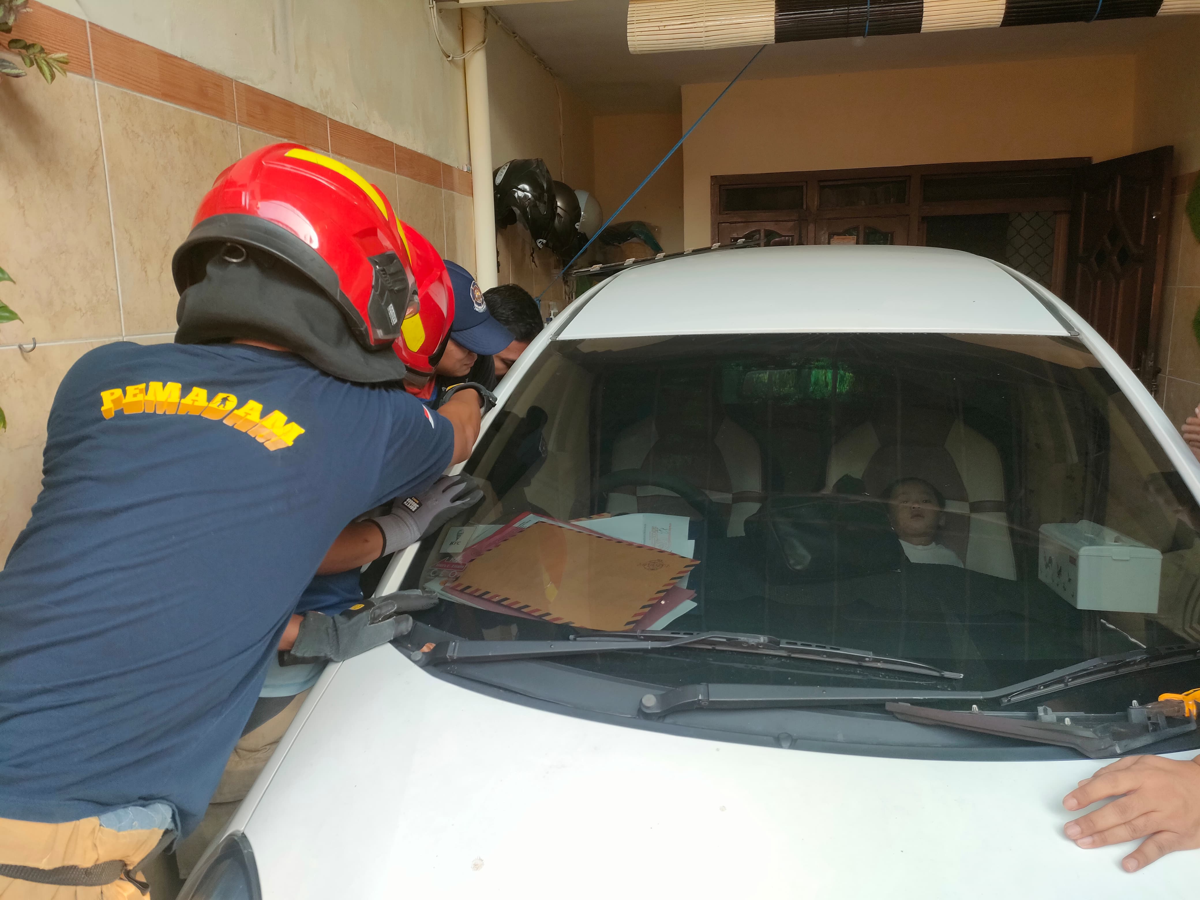 Bocah 22 Bulan di Jalan Gading Terjebak di Dalam Mobil, Damkar Bertindak