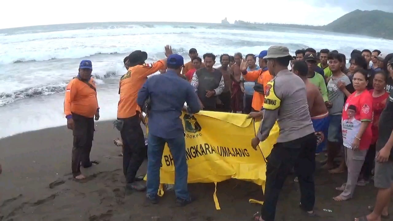 Isak Tangis Keluarga Sambut Jenazah Nelayan Jember yang Tenggelam 3 Hari Terseret Ombak