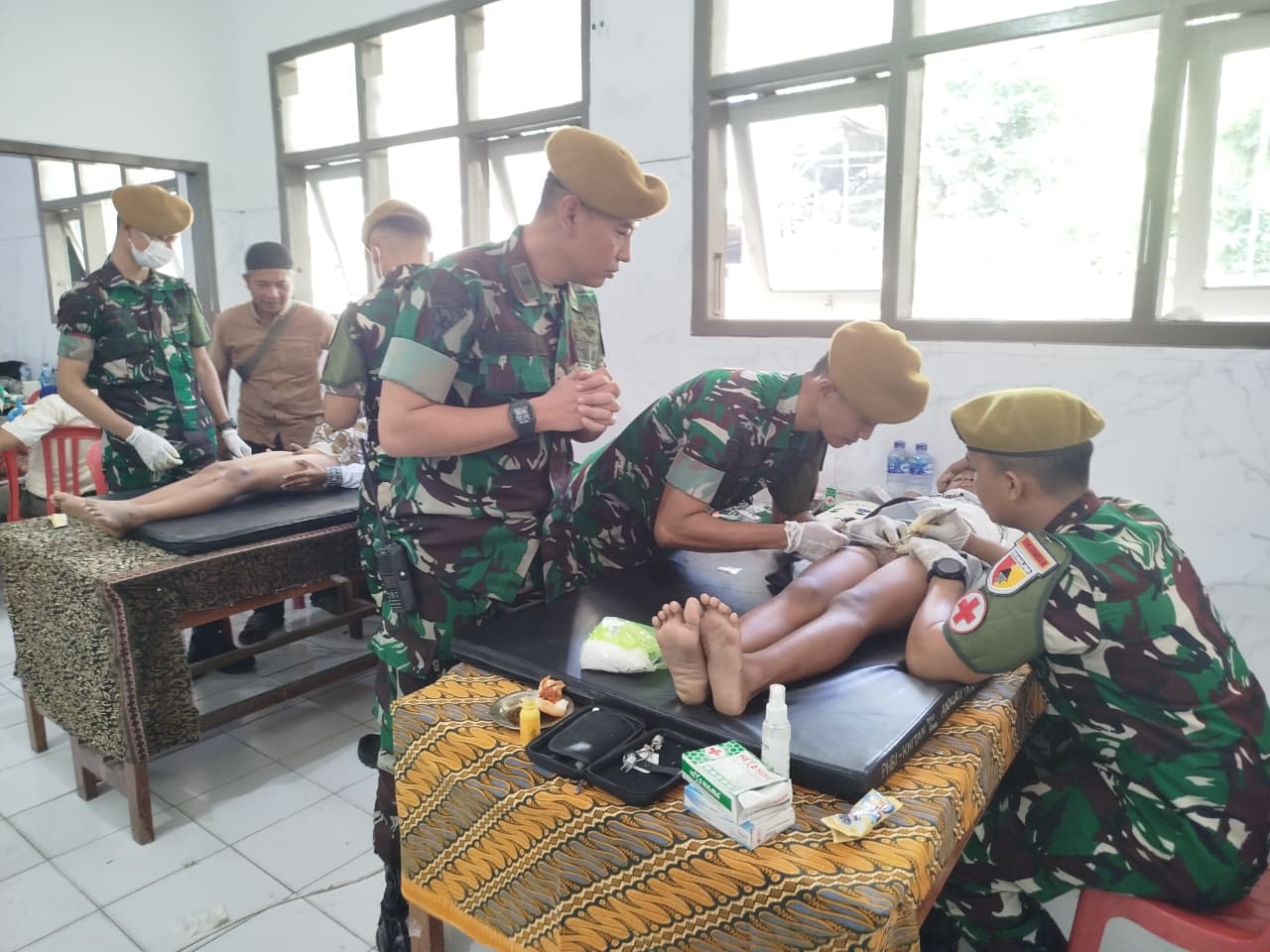 Yon Armed 8/UY Kolaborasi Khitanan Massal dengan 5 Satuan di Ponpes Annuriyyah Jember