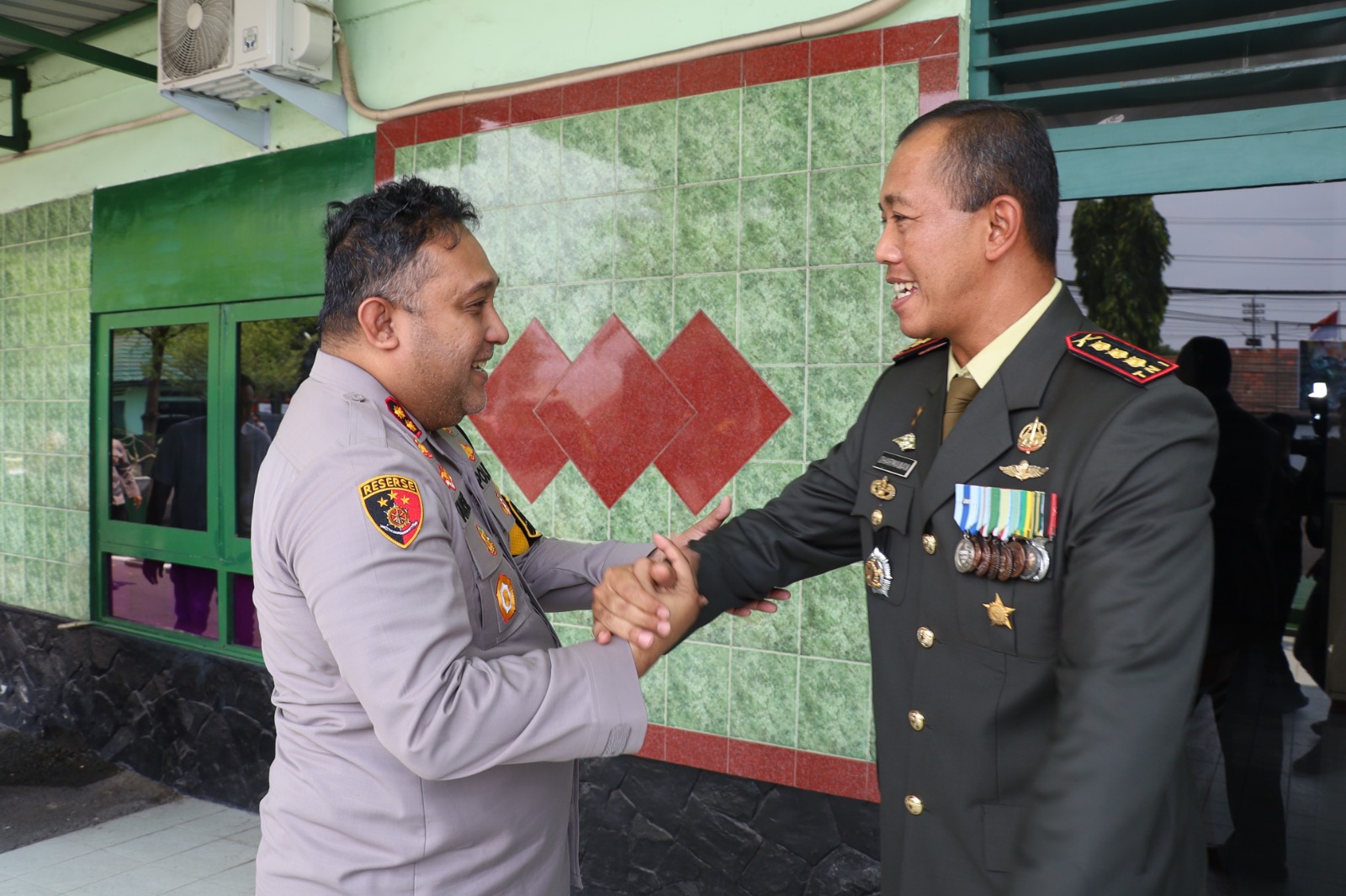 Kejutan Spesial Kapolres Pelabuhan Tanjung Perak di HUT TNI Ke-79, Bukti Sinergitas TNI-Polri