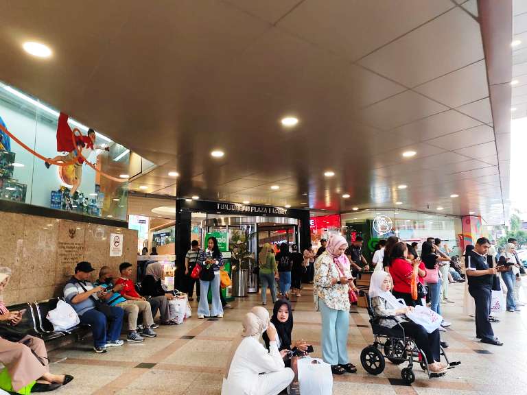 Tunjungan Plaza Surabaya Mulai Diserbu Jelang Lebaran, Jalan Basuki Rahmat Padat Merayap