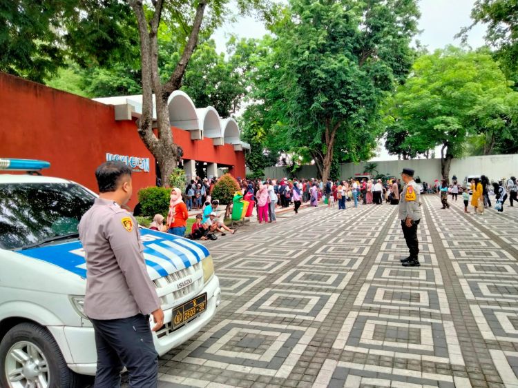 Ribuan Wisatawan Padati THP dan Kenpark, Polsek Kenjeran Siaga Penuh Pastikan Libur Tahun Baru Aman