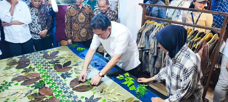 Mendag Budi Santoso Kunjungi Namira Ecoprint, Lihat Proses Pembuatan Motif Batik dari Daun