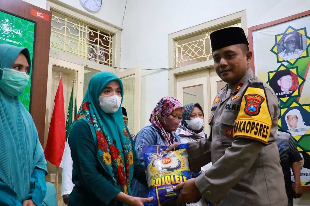 Raih Keberkahan Ramadan, Polres Pelabuhan Tanjung Perak Baksos ke Dhuafa