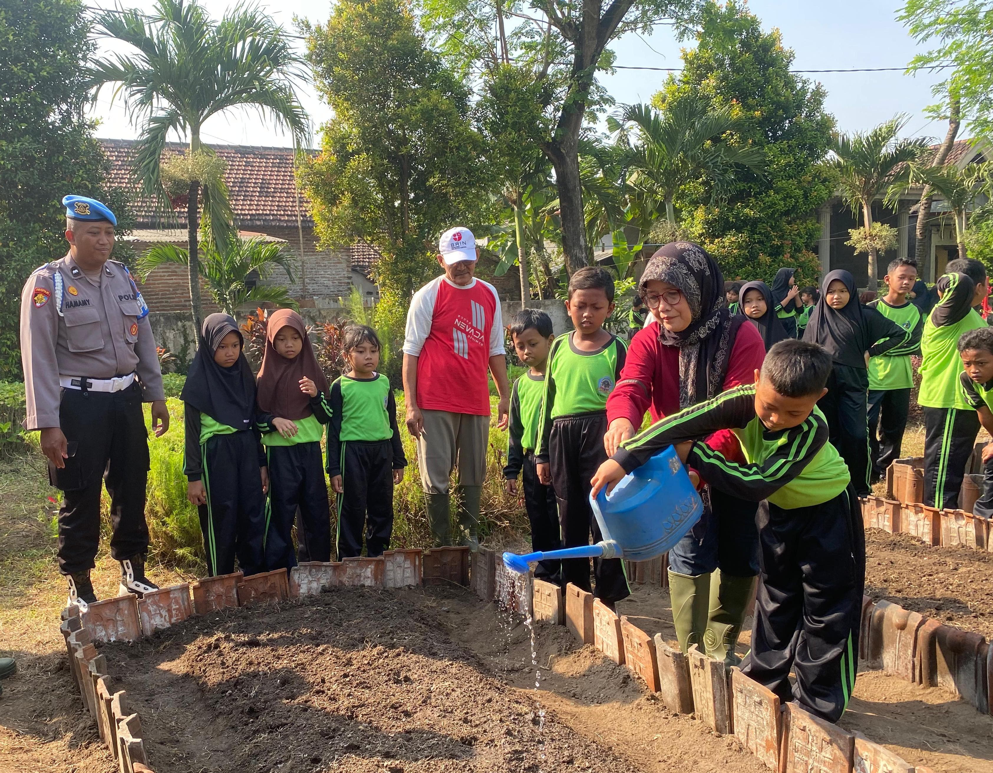 Polisi Edukasi Siswa SDN Wonokarang Balongbendo tentang Ketahanan Pangan lewat Penanaman Sayuran