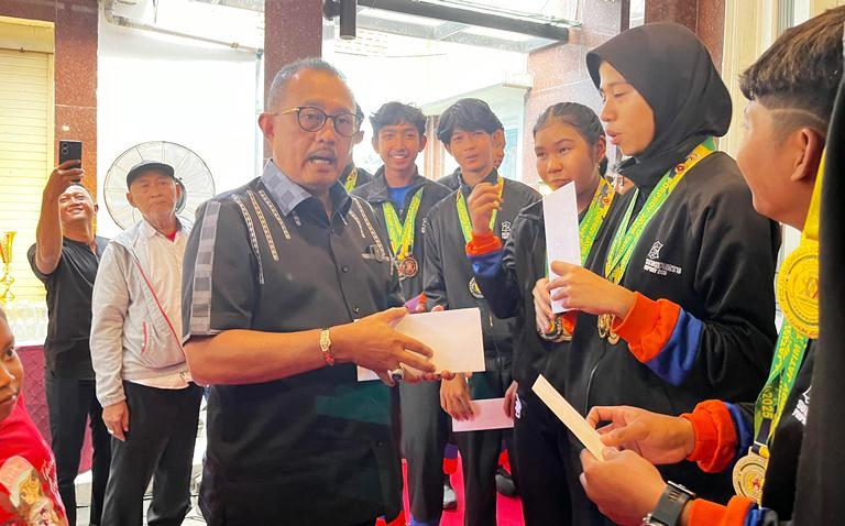 Wawali Surabaya Apresiasi Atlet Balap Sepeda Surabaya Peraih 5 Medali Emas Porprov IX Jatim 2025