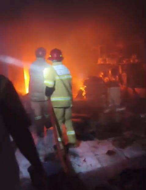 Armada Damkar Mogok, Lautan Api Hanguskan Gudang Plastik di Jember Jadi Arang