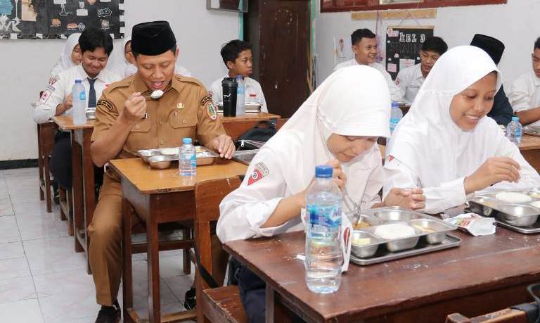 Wali Kota Pasuruan Tinjau Pelaksanaan Program Makan Bergizi Gratis