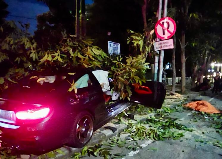 Laka Maut di Jalan Mayjen Sungkono, Mobil BMW Hantam 3 Pemotor, 1 Tewas