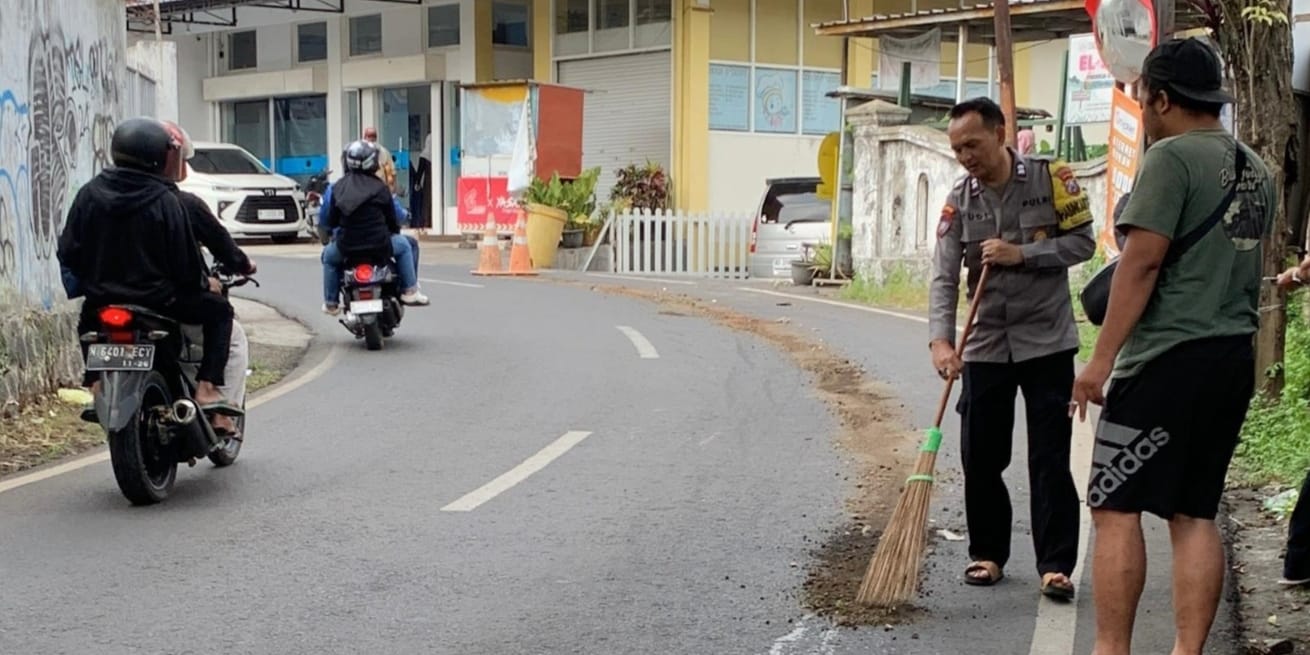Cegah Laka Lantas, Bhabinkamtibmas, Linmas dan Warga Bersihkan Tumpahan Solar