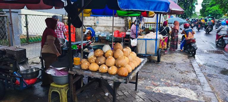 Harga Kelapa Turun Pasca-Lebaran, Pembeli Senang dengan Penyesuaian Harga